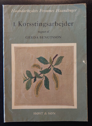 <Ö{>@Haandarbejdets Fremme |V[YP Korsstingsarbejder@NXXeb`@Gerda Bengtsson